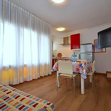 Bright Flat Surrounded By A Garden 700m From The Sea Bibione