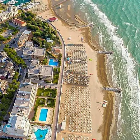 Bright Flat Surrounded By A Garden 700m From The Sea Hotel