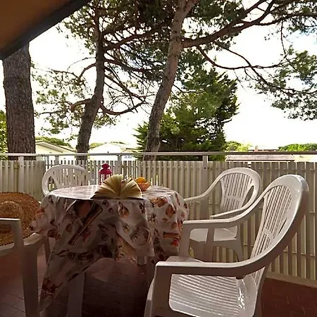 Bright Flat Surrounded By A Garden 700m From The Sea