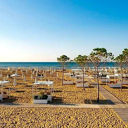 Hotel Bright Flat Surrounded By A Garden 700m From The Sea 3*